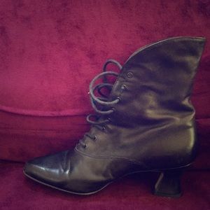 Nine West Victorian ankle booties black leather 6m